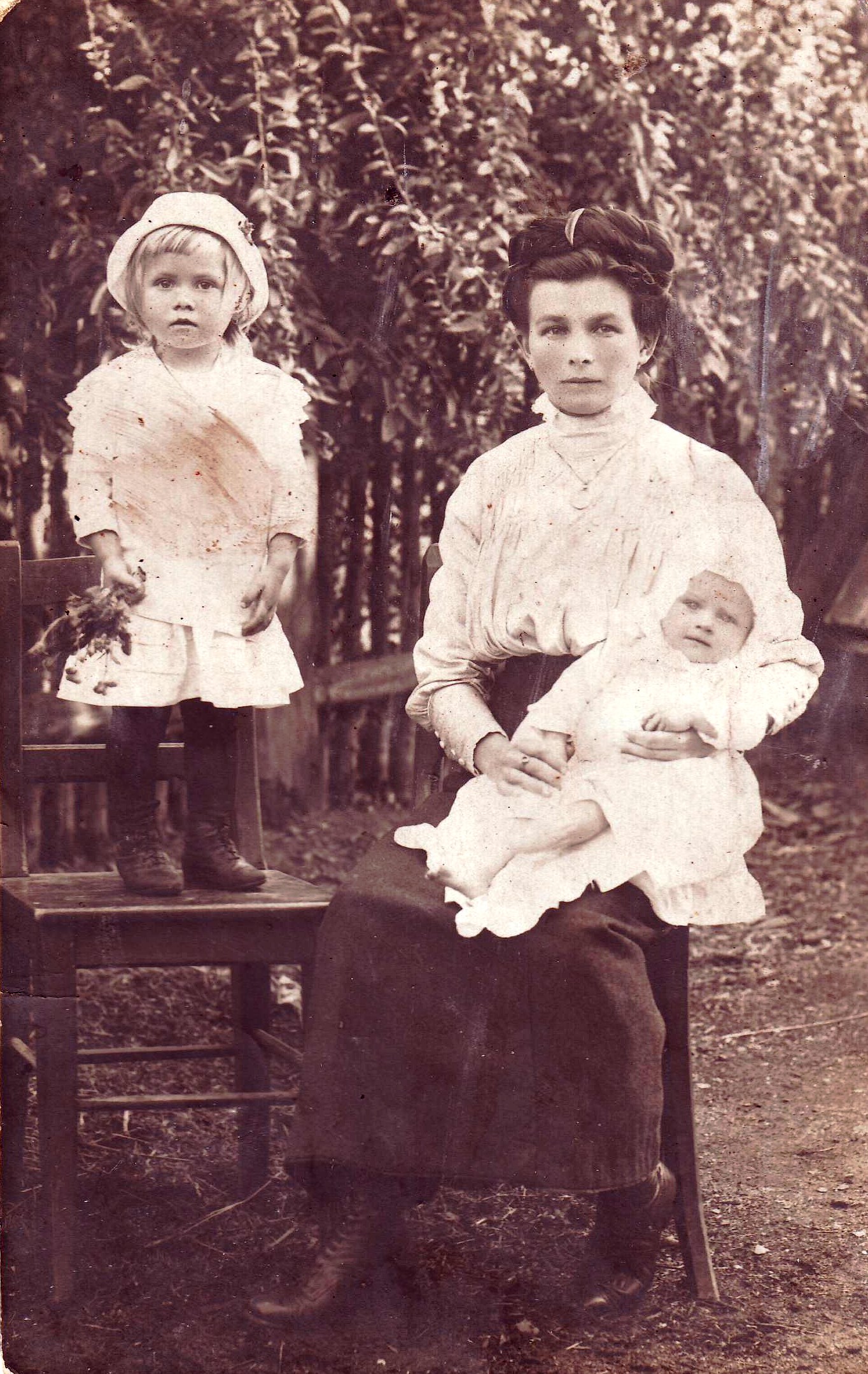 Babička Čelikovská  s dětmi před r.1919