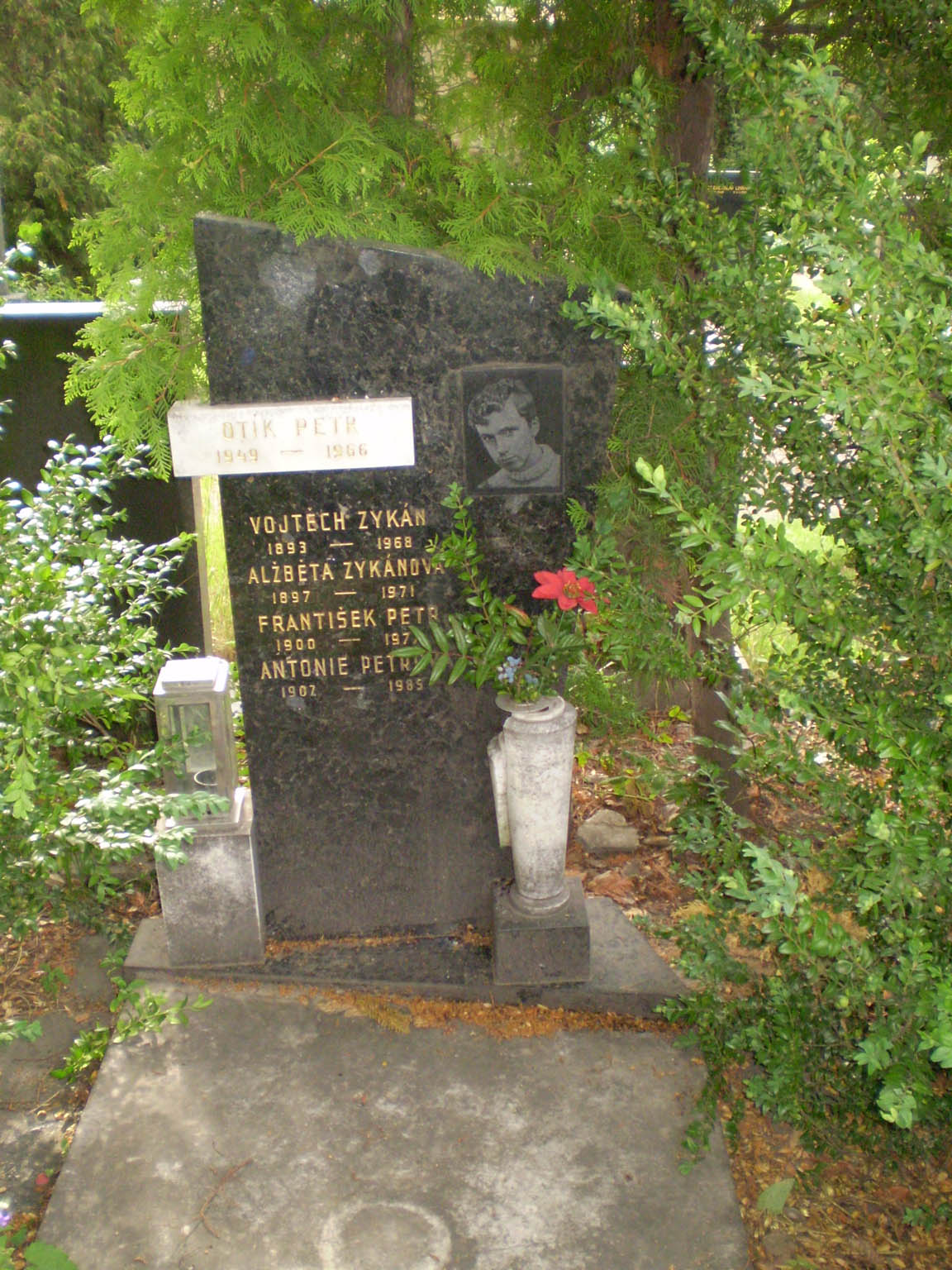 Hrob spolužáka Otto Petra na Vinohradském hřbitově