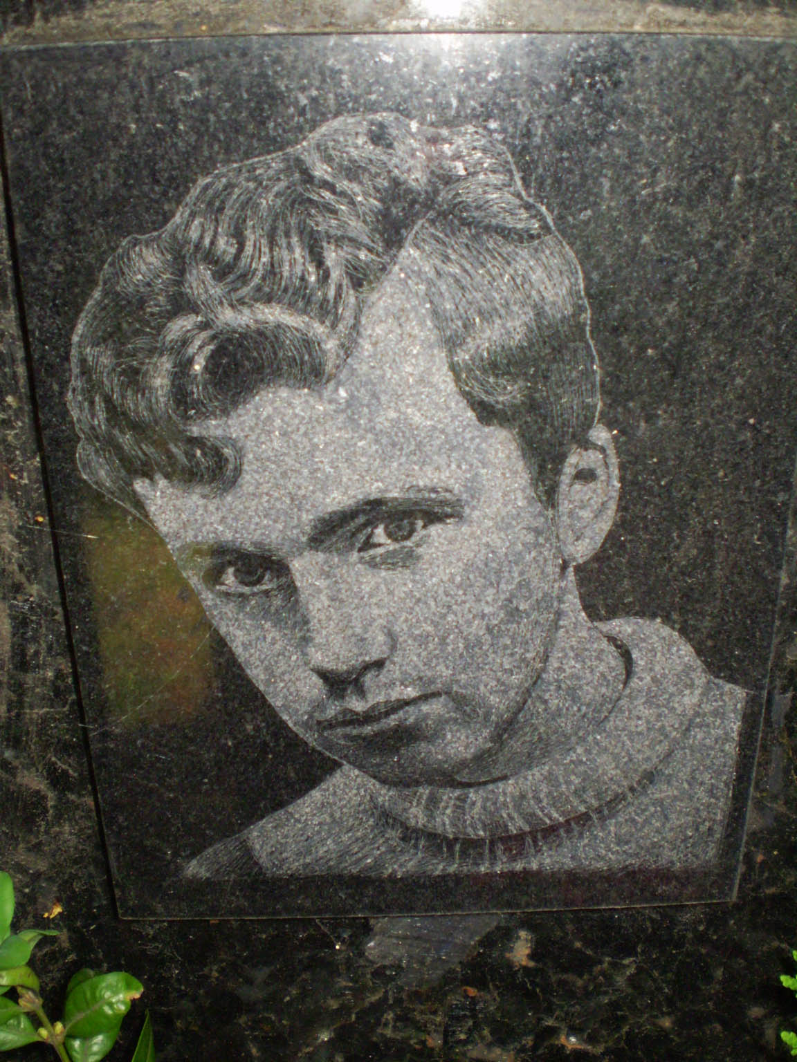 Otto Petr na pomníku spolužák z gymnázia