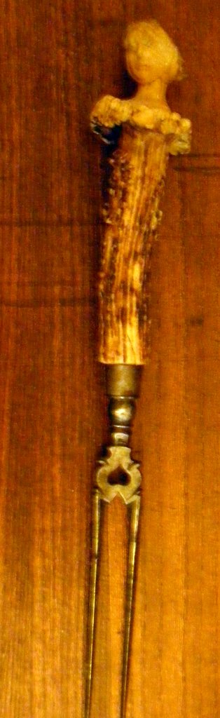 Vidlička z paroží s vyřezanou hlavočkou dámy
